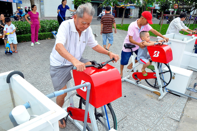 Sài Gòn nổi hứng: Trẻ già kéo nhau đạp xe lọc nước kênh Nhiêu Lộc. Sài Gòn nổi hứng: Trẻ già kéo nhau đạp xe lọc nước kênh Nhiêu Lộc.