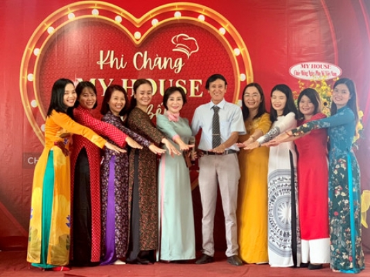 Sôi nổi với Hội thi “KHI CHÀNG MY HOUSE VÀO BẾP” – lần 3 để Chào mừng Ngày Phụ nữ Việt Nam 20 10. Sôi nổi với Hội thi “KHI CHÀNG MY HOUSE VÀO BẾP” – lần 3 để Chào mừng Ngày Phụ nữ Việt Nam 20 10.